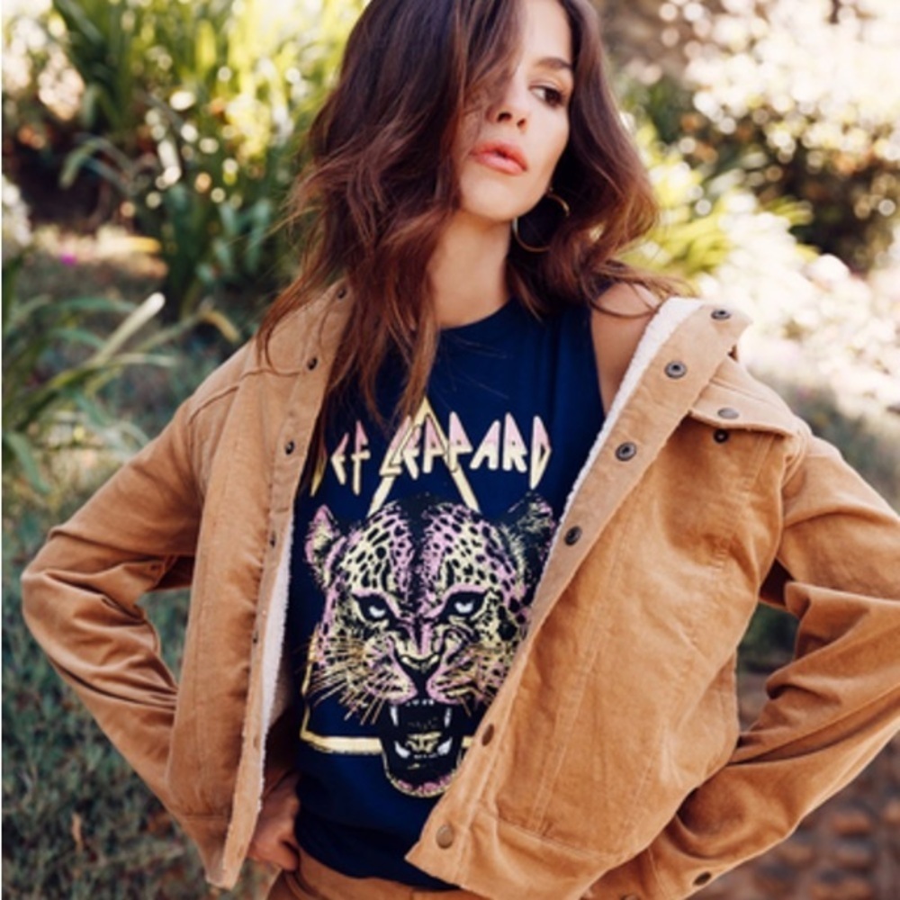 Chaser  Navy Def Leppard Graphic Tank Top in size medium 🐆